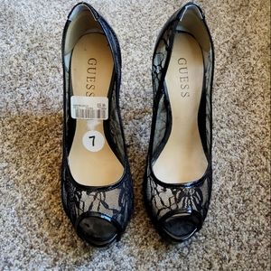 Women's size 7m GUESS shoes.  Excellent condition.